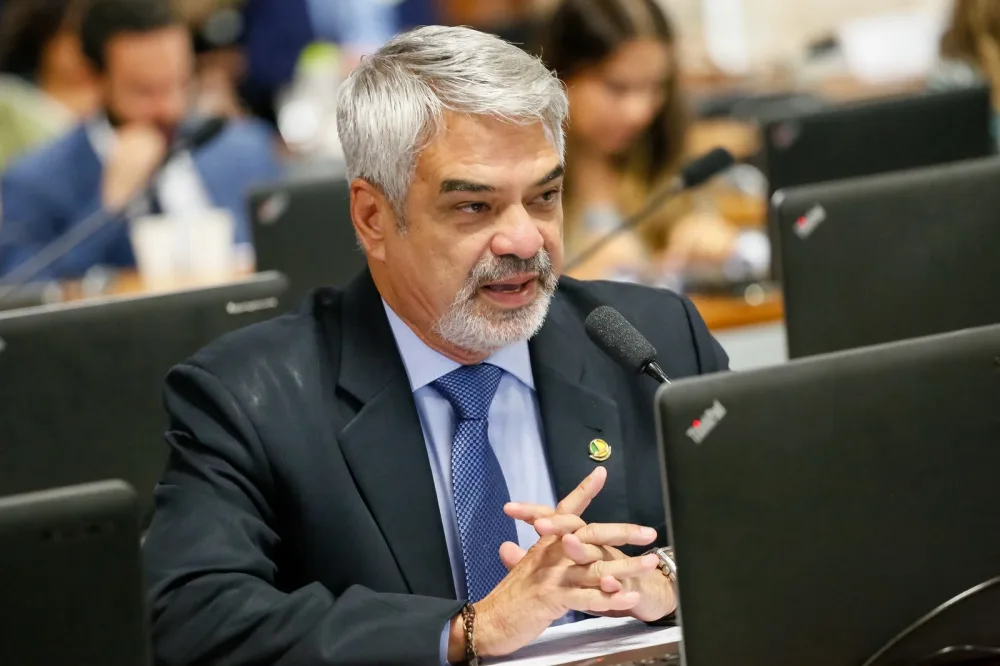 Humberto aciona autoridades federais para rigorosa apuração de incêndio na UFPE