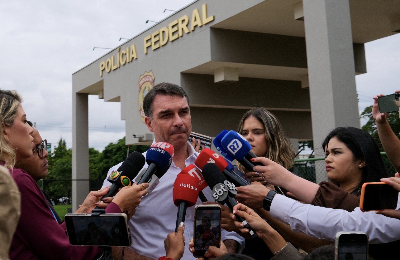 Alexandre de Moraes determina entrega de passaportes de Flávio Bolsonaro e proíbe senador de deixar o Brasil
