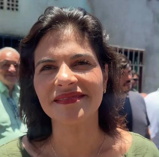 Governadora em exercício Priscila Krause acompanha embarque de estudantes do Programa Ganhe o Mundo para Inglaterra