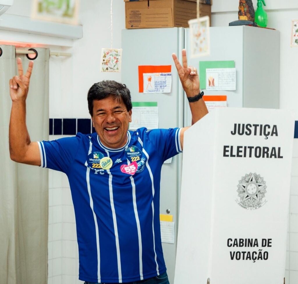 Mendonça vota no Recife acompanhado da família e demonstra confiança no resultado das urnas